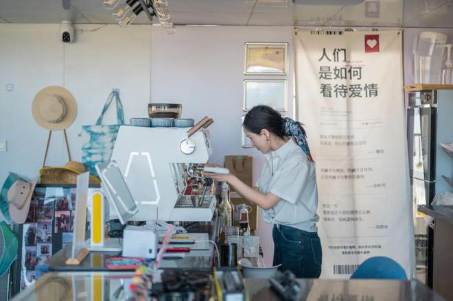 庆美女嫁到丽江后竟拿屋顶来赚钱！爱游戏app登录【读本头条】