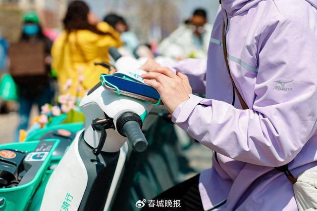 手机支架”再升级提升昆明用户骑游体验AYX爱游戏APP滴滴青桔电单车“(图2)